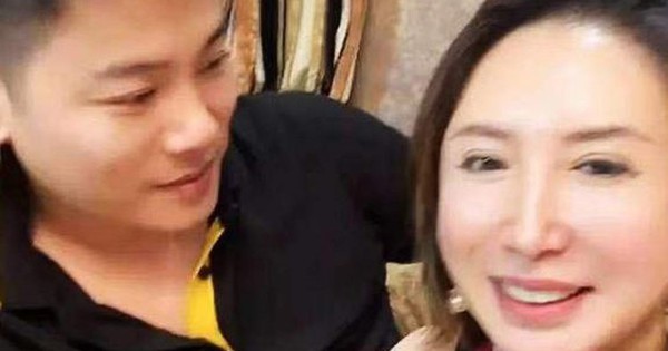 Bất ngờ gia thế của người phụ nữ 50 tuổi yêu chàng trai 34 tuổi 46 Bất ngờ gia thế của người phụ nữ 50 tuổi yêu chàng trai 34 tuổi bat ngo gia the cua nguoi phu nu 50 tuoi yeu chang trai 34 tuoi 17427361496501665057983 95 0 454 575 crop 17427364044411802931646 17427785696131107348346jpg