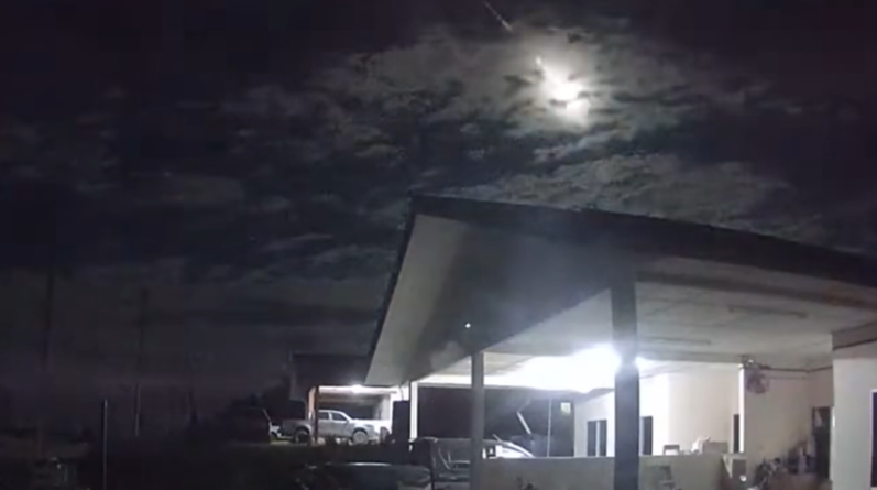 Bầu trời bất ngờ sáng rực kèm