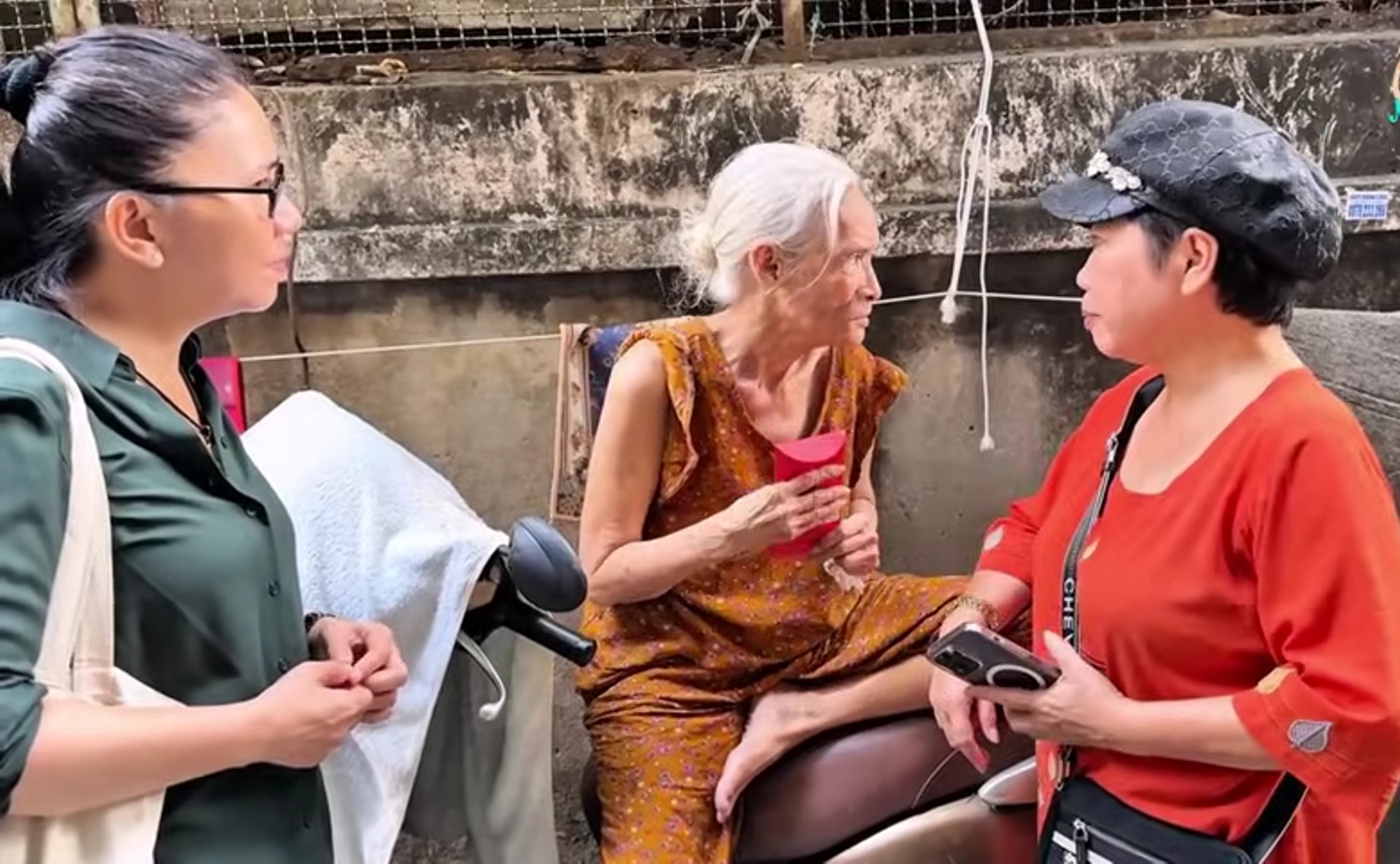 Đàn em tìm tới tận nhà một nữ nghệ sĩ 78 tuổi vì sợ chuyện chẳng lành xảy đến- Ảnh 2.