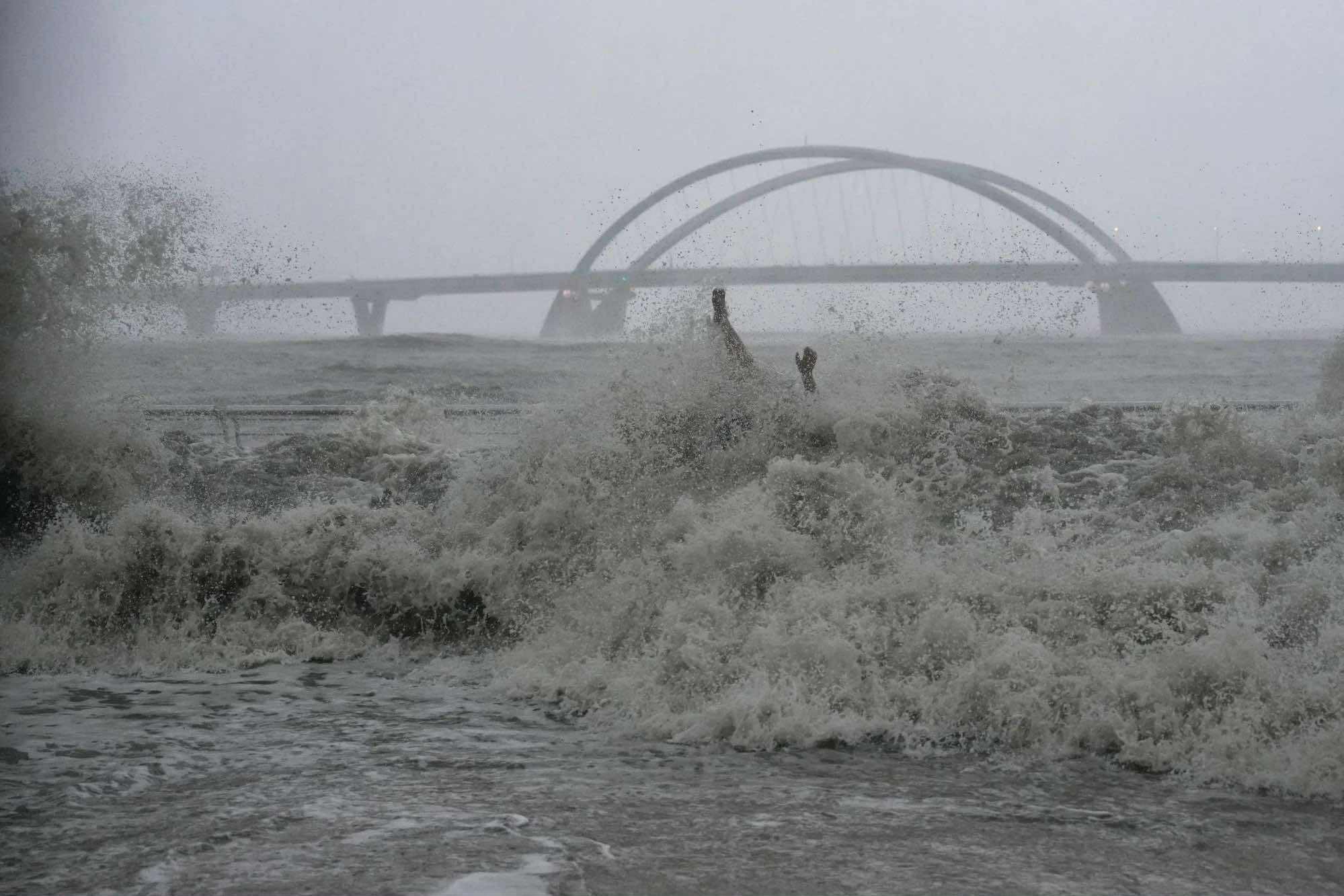 Bức ảnh khó hiểu trong siêu bão Ragasa- Ảnh 2.