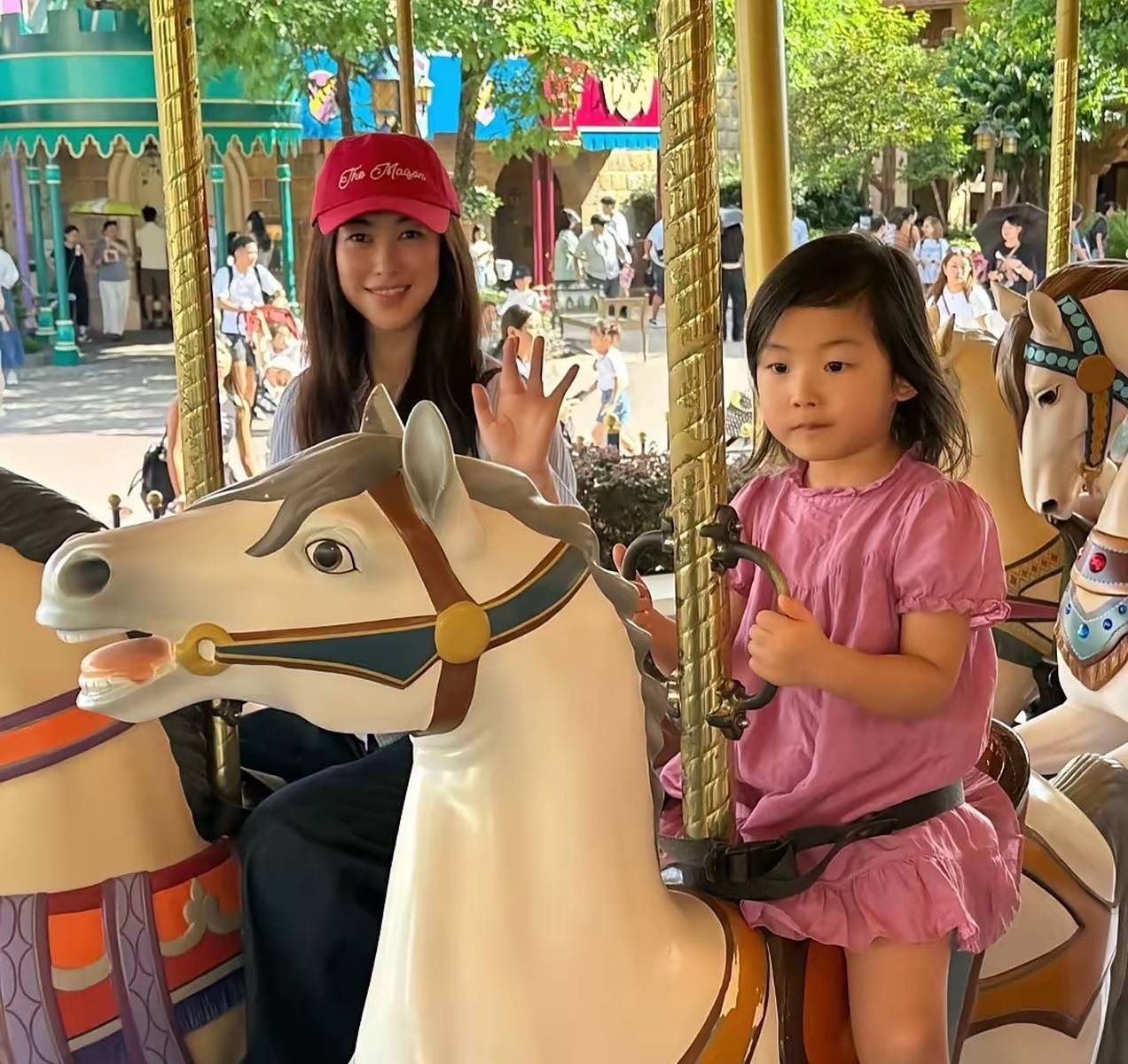 Con gái Chu Châu lộ diện với vẻ đáng yêu khó cưỡng, mẹ trẻ trung hết nấc- Ảnh 3.