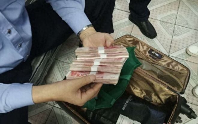 Tịch thu hơn 363 tỷ đồng tiền mặt nằm vương vãi trên gác xép nhà bà cụ nghèo 60 tuổi- Ảnh 1.