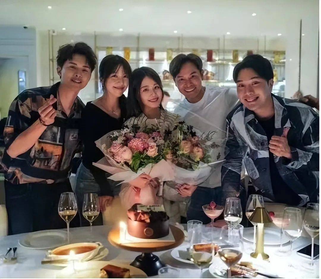 Nam diễn viên 61 tuổi nghi hẹn hò Hoa hậu 2K2 sau 1 năm ly hôn, showbiz có thêm cặp đôi lệch tuổi gây choáng?- Ảnh 2. Nam diễn viên 61 tuổi nghi hẹn hò Hoa hậu 2K2 sau 1 năm ly hôn, showbiz có thêm cặp đôi lệch tuổi gây choáng?- Ảnh 2.