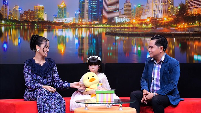 Chị Tuyết Quyên không giấu nổi xúc động khi nghe con tâm sự.