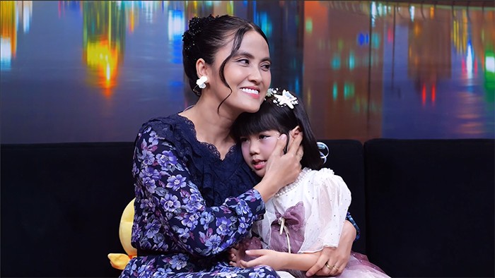 Khoảnh khắc xúc động chị Tuyết Quyên ôm con thật chặt.