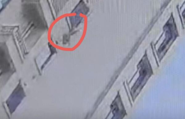 Bé trai 3 tuổi may mắn sống sót sau cú ngã từ tầng 18 chung cư- Ảnh 1.