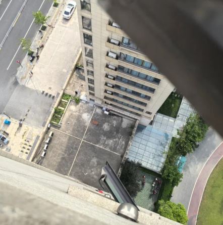 Bé trai 3 tuổi may mắn sống sót sau cú ngã từ tầng 18 chung cư- Ảnh 3.