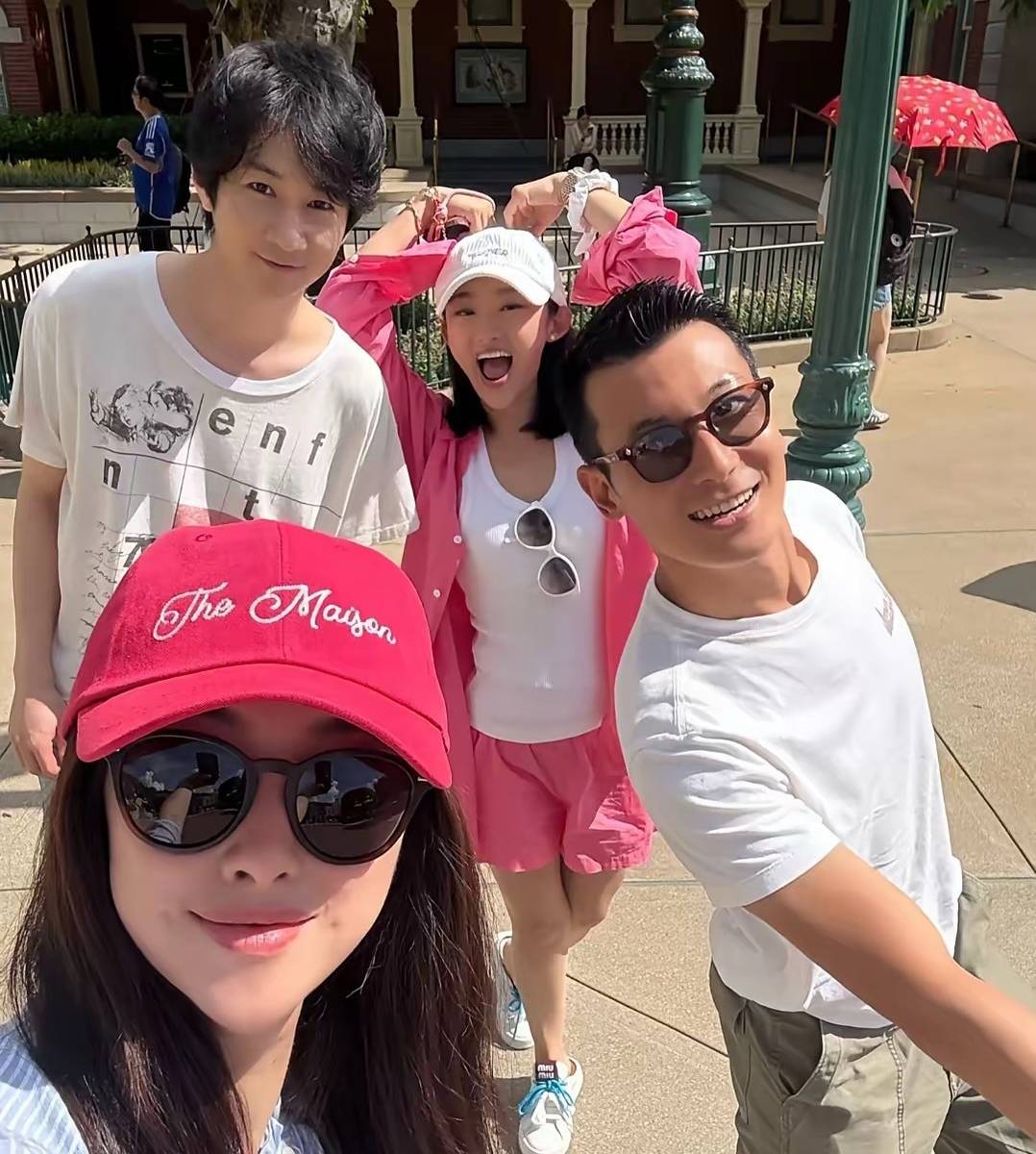 Con gái Chu Châu lộ diện với vẻ đáng yêu khó cưỡng, mẹ trẻ trung hết nấc- Ảnh 2.