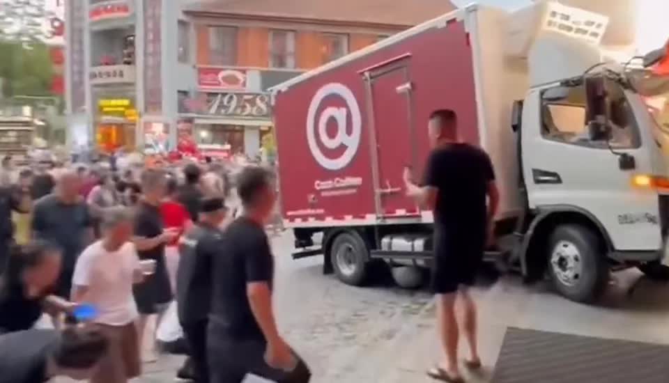 Hai người phụ nữ bị xe tải đâm tử vong khi đang uống trà sữa trước cửa quán nước- Ảnh 2.