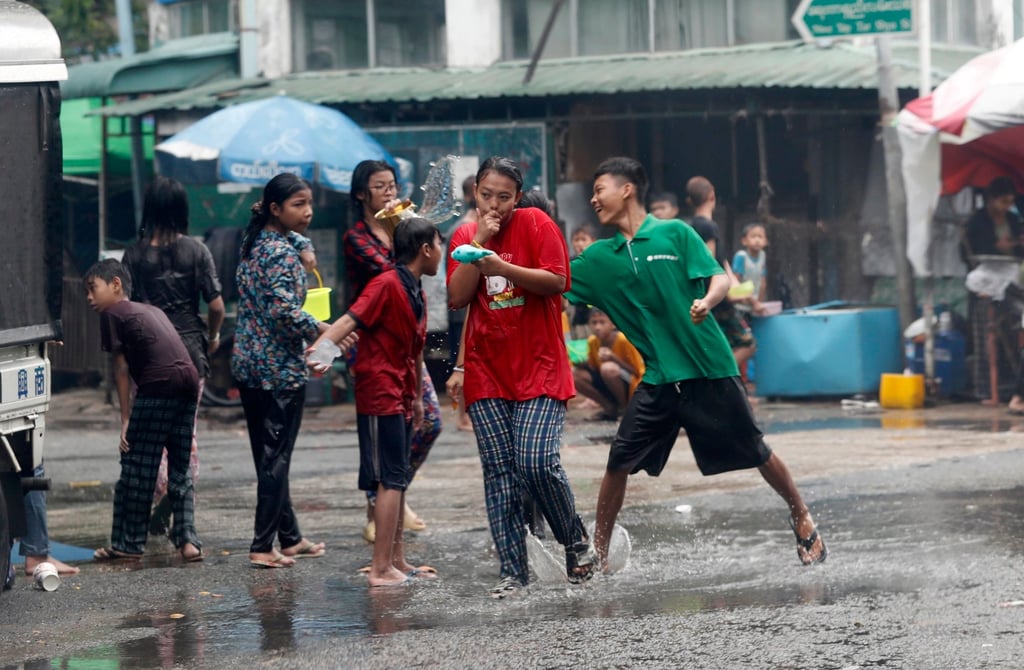 Myanmar đón Tết trong đống đổ nát và động đất mới tiếp nối: Xót xa hình ảnh những đứa trẻ chơi té nước giữa khó khăn chồng chất- Ảnh 3.