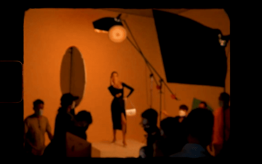 Đây là người thật hay là AI: Eo mỏng như giấy A4, chân dài vô cùng tận, bao nhiêu cái đẹp dồn hết vào 1 người- Ảnh 4. Mỹ nhân đẹp đến mức khiến cả thành phố hết tắc đường bây giờ ra sao?