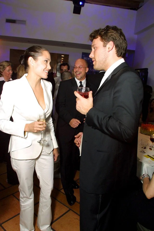 Hot: Chồng cũ Jennifer Lopez tán tỉnh Angelina Jolie?- Ảnh 3. Hot: Chồng cũ Jennifer Lopez tán tỉnh Angelina Jolie?- Ảnh 3.