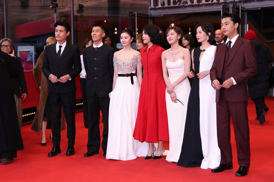 Bộ đôi mỹ nhân Gen Z tỏa sáng thảm đỏ Berlin- Ảnh 1. Bộ đôi mỹ nhân Gen Z tỏa sáng thảm đỏ Berlin- Ảnh 1.