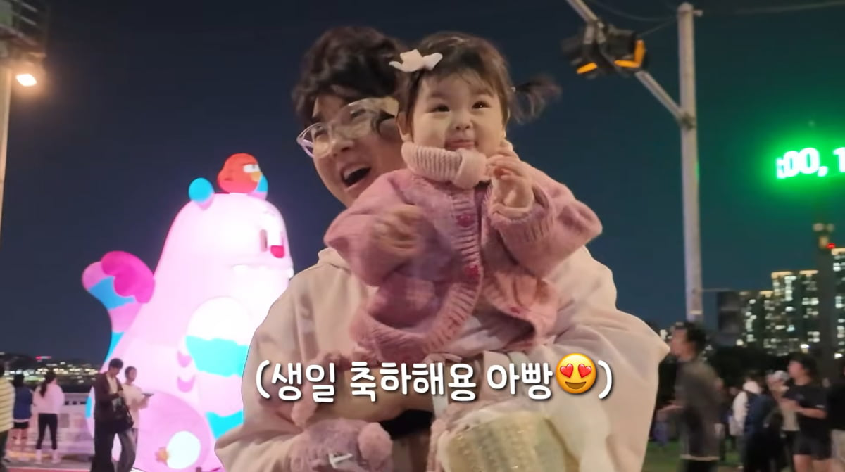 Nhóc tỳ đắt giá nhất showbiz hiện tại: 1 tuổi đã quay 15 quảng cáo!- Ảnh 2. Nhóc tỳ đắt giá nhất showbiz hiện tại: 1 tuổi đã quay 15 quảng cáo!- Ảnh 2.