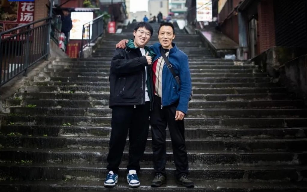 Cặp cha con trong bức ảnh “cõng cả thế giới trên vai vì con” bây giờ ra sao?- Ảnh 3. Cặp cha con trong bức ảnh “cõng cả thế giới trên vai vì con” bây giờ ra sao?- Ảnh 3.