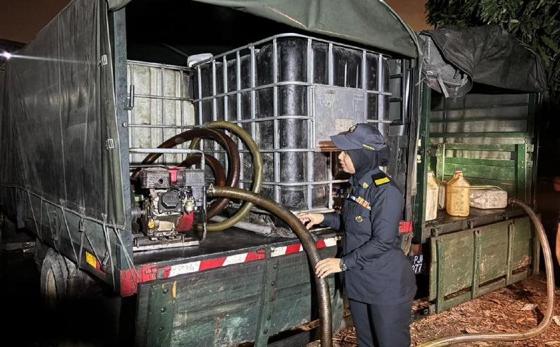 Đột kích một bến tàu lúc 3 giờ sáng, công an triệt phá đường dây buôn lậu dầu diesel trị giá hơn 10 tỷ đồng, tịch thu 47.000 lít nhiên liệu không giấy phép- Ảnh 1.