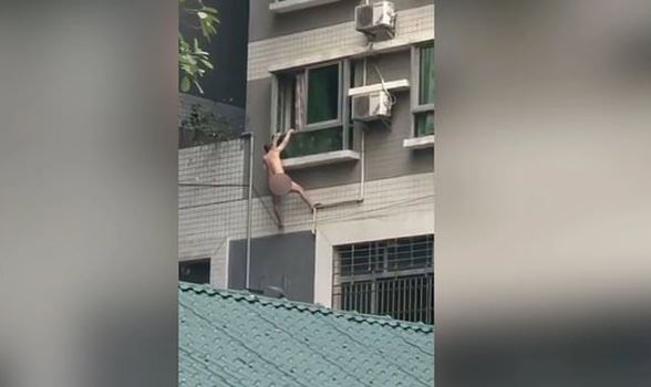 Bị bắt quả tang ngoại tình, người đàn ông đu bám bên ngoài toà nhà kêu cứu- Ảnh 2. Bị bắt quả tang ngoại tình, người đàn ông đu bám bên ngoài toà nhà kêu cứu- Ảnh 2.