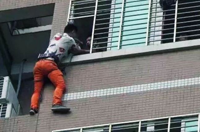 Bị bắt quả tang ngoại tình, người đàn ông đu bám bên ngoài toà nhà kêu cứu- Ảnh 3. Bị bắt quả tang ngoại tình, người đàn ông đu bám bên ngoài toà nhà kêu cứu- Ảnh 3.