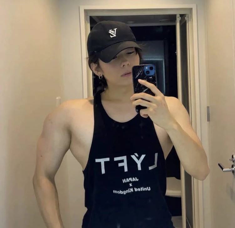 Aki ở hiện tại.