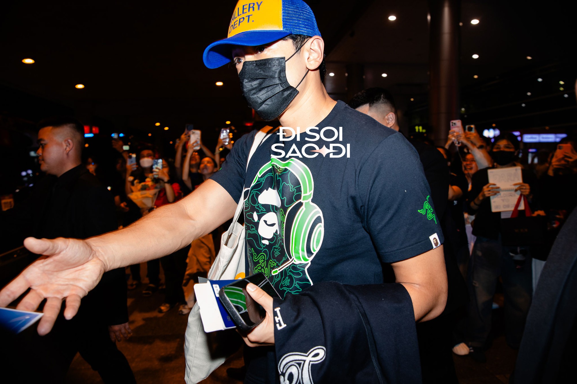 Dàn sao WATERBOMB đổ bộ Tân Sơn Nhất: Bi Rain kín đáo nhưng to cao ngời ngời, nữ idol gốc Việt lấn át