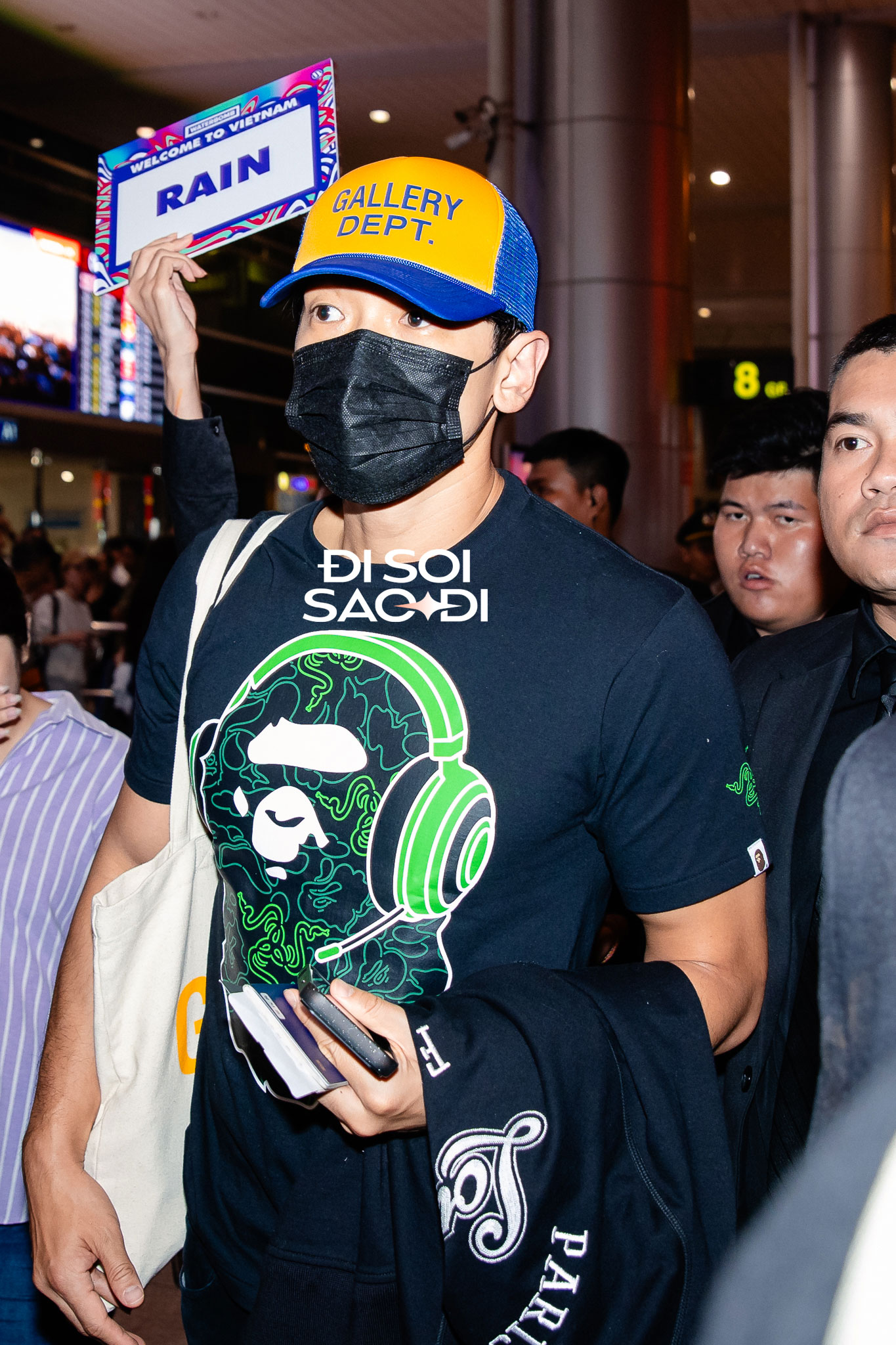 Dàn sao WATERBOMB đổ bộ Tân Sơn Nhất: Bi Rain kín đáo nhưng to cao ngời ngời, nữ idol gốc Việt lấn át