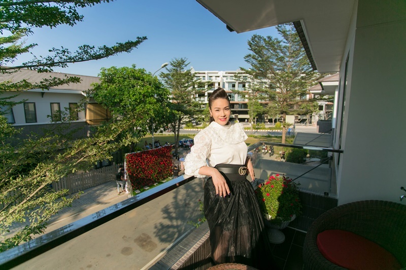 Nữ nghệ sĩ là đại gia có biệt thự TP.HCM 20 tỷ, 40 tuổi tự sinh con, bế con riêng về thăm nhà chồng cũ- Ảnh 7.