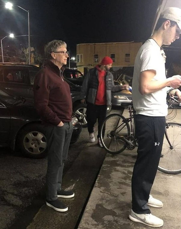 Bắt gặp Bill Gates ngồi ăn sầu riêng- Ảnh 2. Bắt gặp Bill Gates ngồi ăn sầu riêng- Ảnh 2.