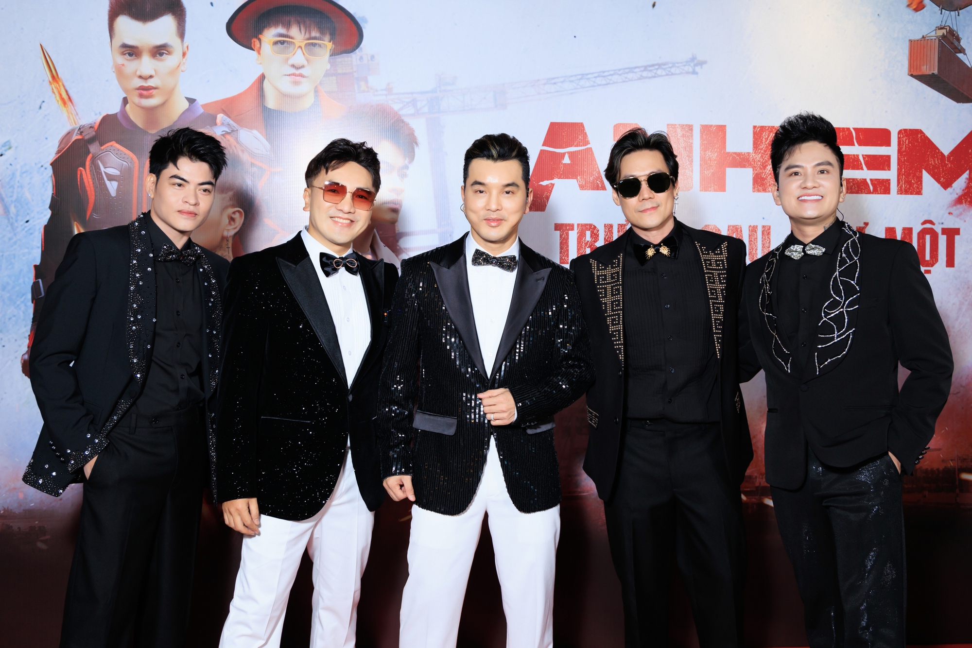 Phiên làm việc của vợ chồng Ưng Hoàng Phúc tại Công an TP.HCM kéo dài 11 tiếng- Ảnh 2. Phiên làm việc của vợ chồng Ưng Hoàng Phúc tại Công an TP.HCM kéo dài 11 tiếng- Ảnh 2.