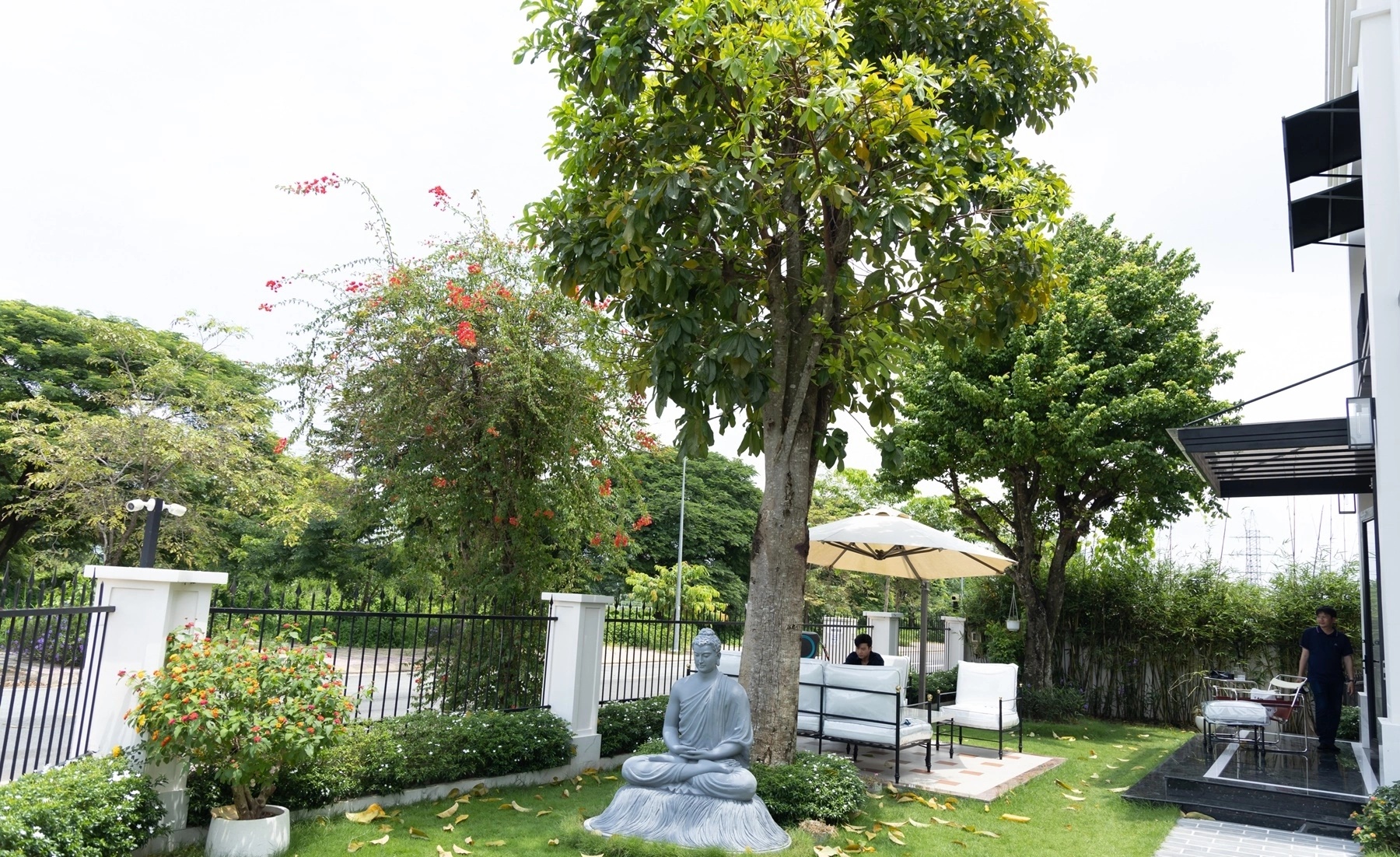 Ngoại hình nam nghệ sĩ sở hữu 2 biệt thự 70 tỷ ở TP.HCM - Cần Thơ, bị đồn đào hoa nhưng U40 chưa vợ- Ảnh 9.