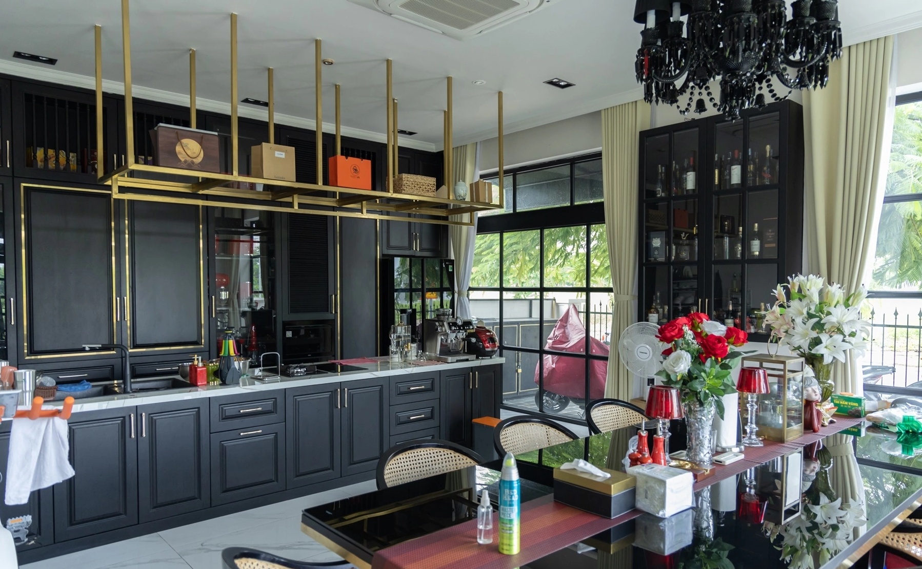 Ngoại hình nam nghệ sĩ sở hữu 2 biệt thự 70 tỷ ở TP.HCM - Cần Thơ, bị đồn đào hoa nhưng U40 chưa vợ- Ảnh 11.