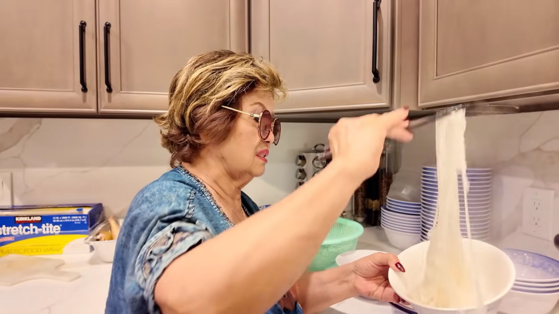 Mẹ Bằng Kiều đón tuổi 85 trong biệt thự 2000m2, con dâu cũ từ Việt Nam về vội tới tham dự- Ảnh 2. Mẹ Bằng Kiều đón tuổi 85 trong biệt thự 2000m2, con dâu cũ từ Việt Nam về vội tới tham dự- Ảnh 2.