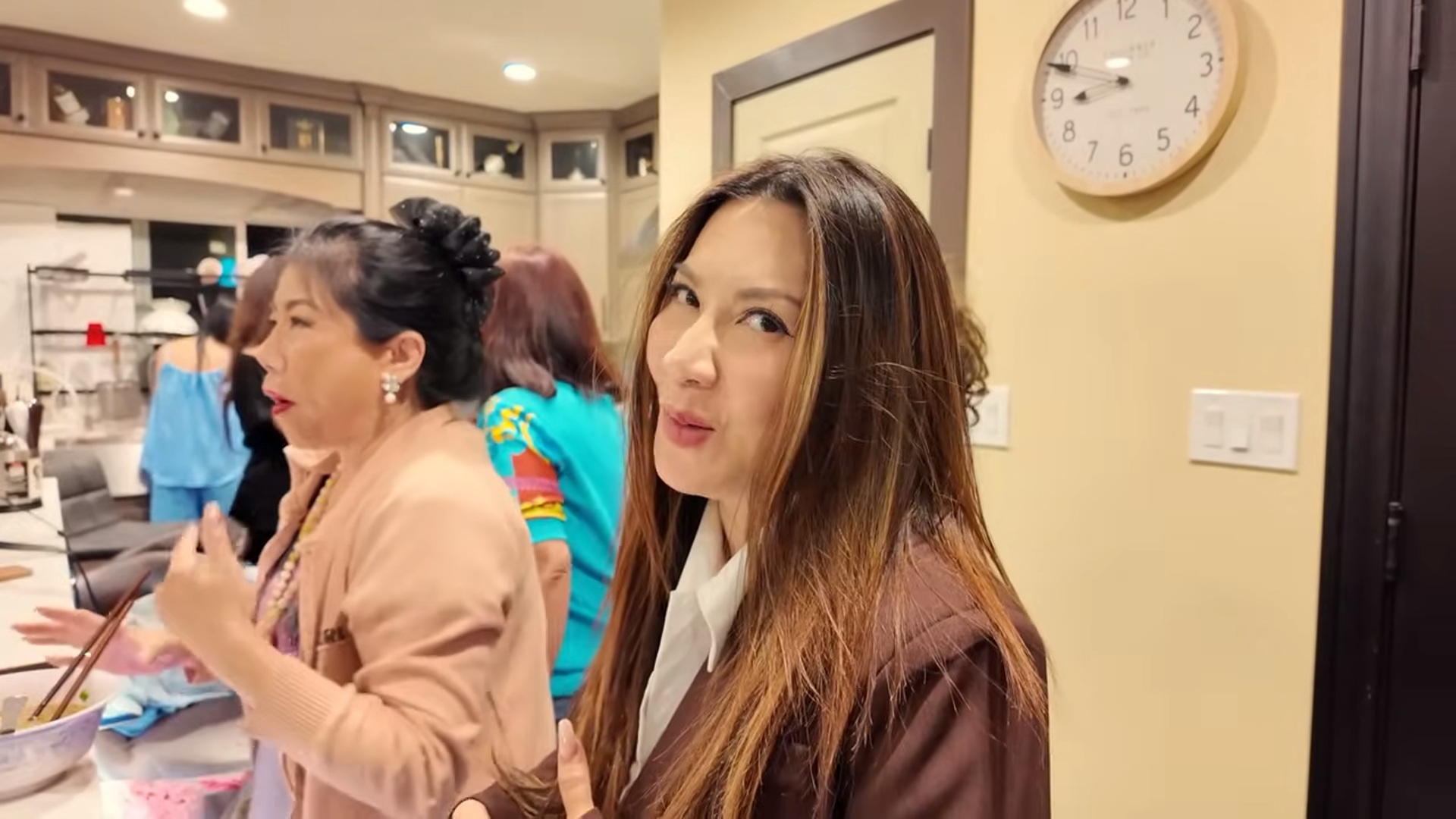 Mẹ Bằng Kiều đón tuổi 85 trong biệt thự 2000m2, con dâu cũ từ Việt Nam về vội tới tham dự- Ảnh 1. Mẹ Bằng Kiều đón tuổi 85 trong biệt thự 2000m2, con dâu cũ từ Việt Nam về vội tới tham dự- Ảnh 1.