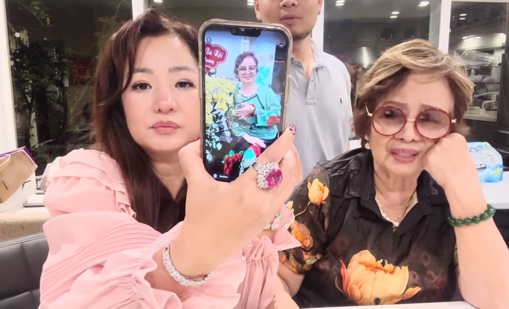 Mẹ Bằng Kiều về nước được một nữ tỷ phú tặng váy 80 triệu: