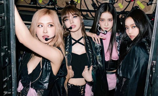 Trước Coachella, Jennie - Lisa (BLACKPINK) lộ cả rổ dấu hiệu nghi
