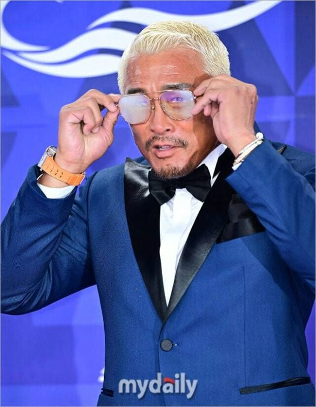 Rồng Xanh nhiều sự cố không tưởng: Cả dàn mỹ nhân vấp ngã không chỉ Yoona, 1 sao nữ còn lộ đồ nhạy cảm- Ảnh 18.