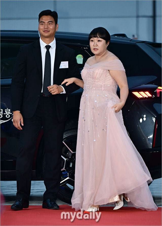 Rồng Xanh nhiều sự cố không tưởng: Cả dàn mỹ nhân vấp ngã không chỉ Yoona, 1 sao nữ còn lộ đồ nhạy cảm- Ảnh 12.