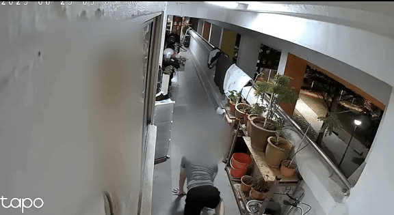 Người đàn ông bò qua nhà vào sáng sớm, gia chủ ngỡ ngàng với diễn biến 'không thể tin nổi' vài phút sau- Ảnh 1.