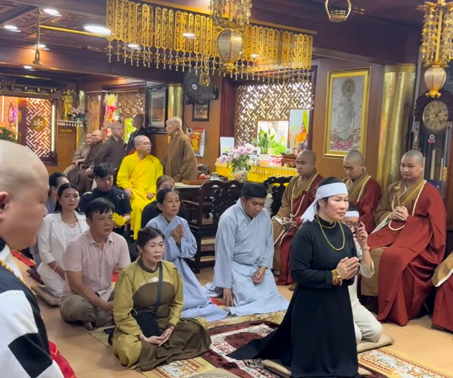 Toàn cảnh lễ thủy táng cố diễn viên Quý Bình ở biển Cần Giờ: Một hành trình tiễn biệt đầy nước mắt- Ảnh 2.