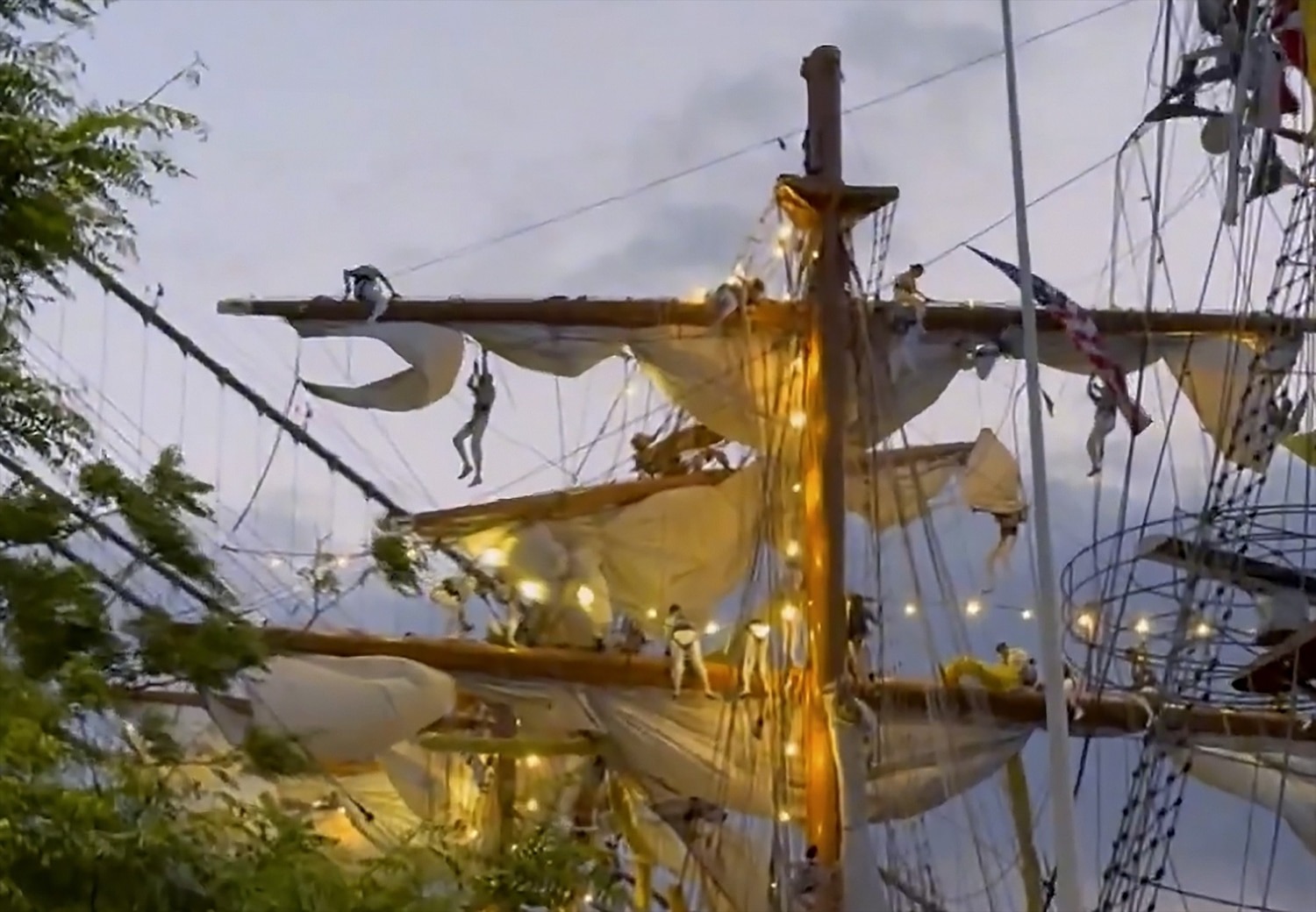 Vụ tàu va chạm vào cầu Brooklyn ở Mỹ: Xót xa video ghi lại cảnh hàng chục người đang đứng trên cột tàu- Ảnh 2.