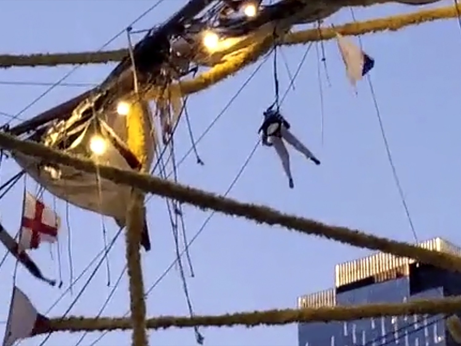 Vụ tàu va chạm vào cầu Brooklyn ở Mỹ: Xót xa video ghi lại cảnh hàng chục người đang đứng trên cột tàu- Ảnh 3.