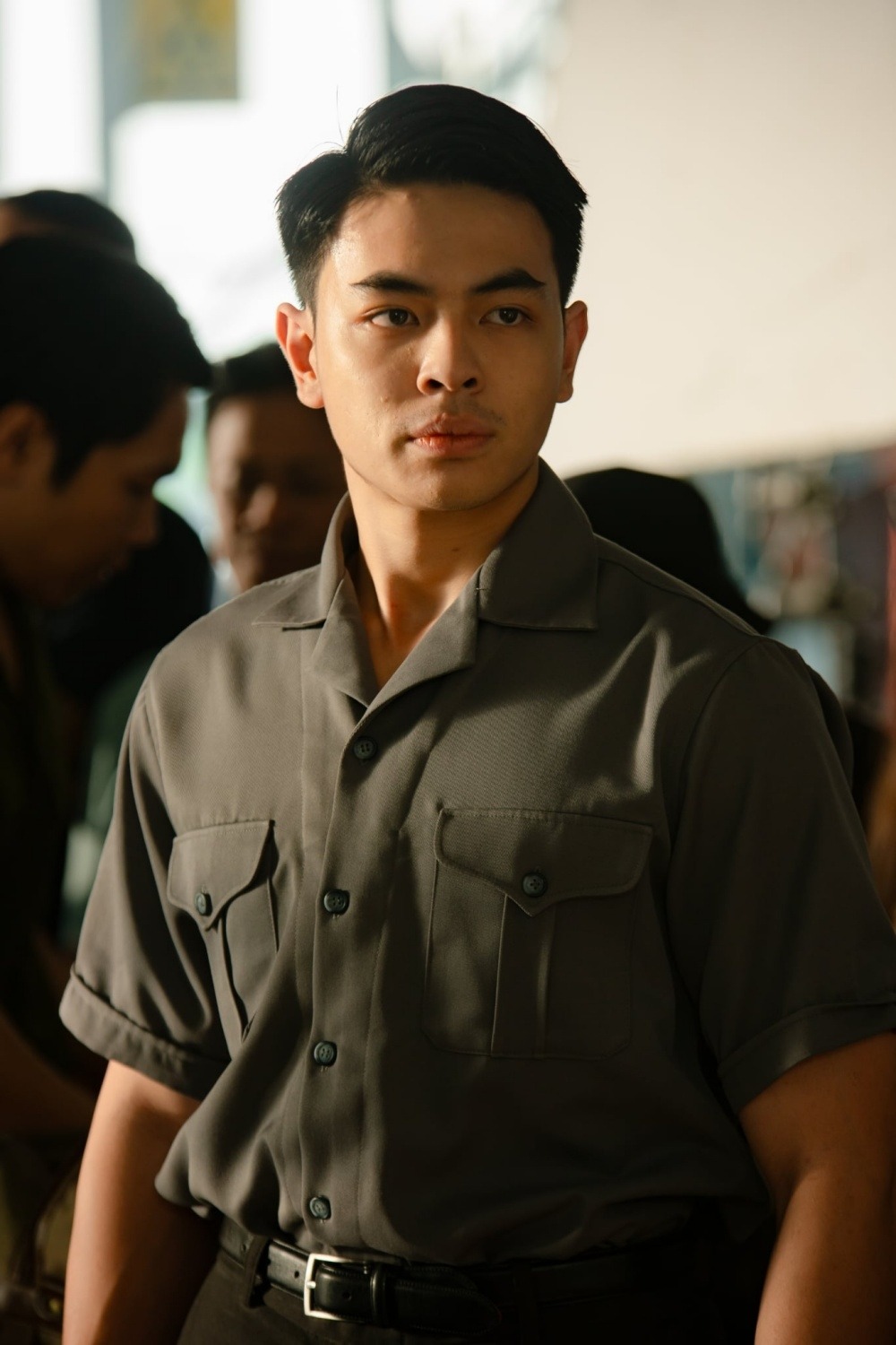 Không ngờ cậu nhóc từng gây sốt Vbiz này lại là cảnh vệ điển trai trong Tử Chiến Trên Không, đúng là con trai