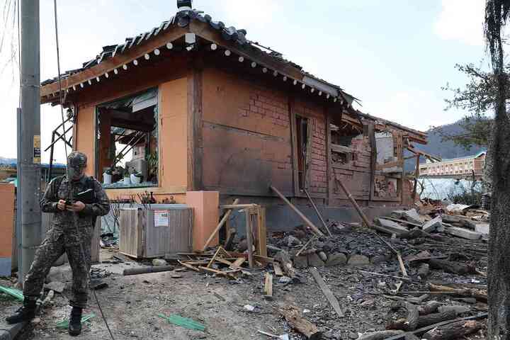 4 tháng bất ổn ở Hàn Quốc: Quân đội thả nhầm bom, thảm họa rơi máy bay- Ảnh 3. 4 tháng bất ổn ở Hàn Quốc: Quân đội thả nhầm bom, thảm họa rơi máy bay- Ảnh 3.