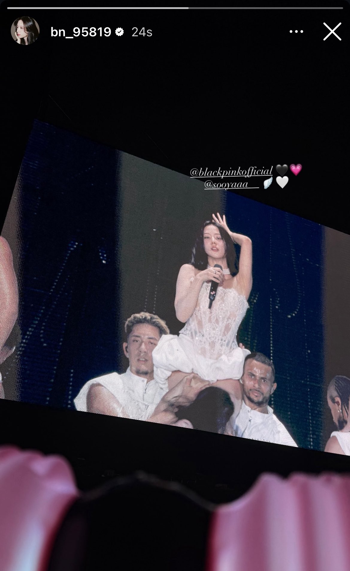 Dàn sao hot thi nhau đi concert BLACKPINK: Lee Min Ho siêu giản dị, dàn gái xinh NewJeans - BABYMONSTER gây sốt- Ảnh 11.