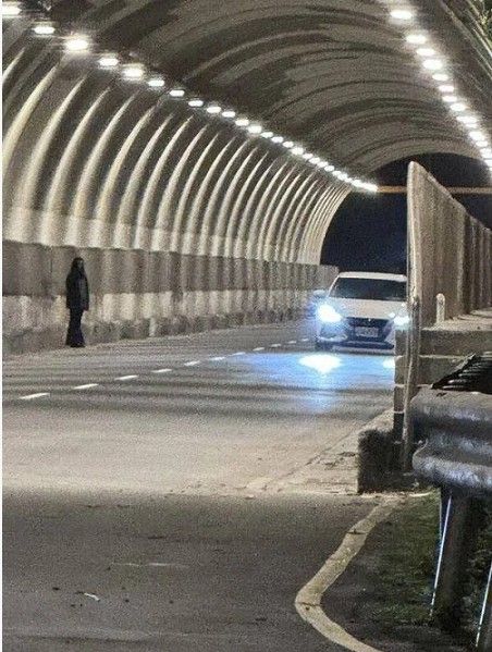 "Bóng đen" đứng giữa đường hầm khiến người đi đường hoảng loạn: Cảnh sát vào cuộc hé lộ sự thật bong den 2 1764043662233407829521 1764056059859 1764056060273424376256