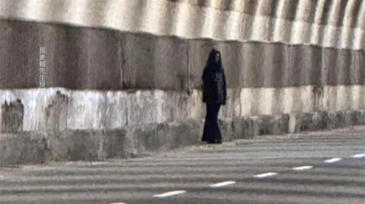 "Bóng đen" đứng giữa đường hầm khiến người đi đường hoảng loạn: Cảnh sát vào cuộc hé lộ sự thật bong den 3 1764043662511505613101 1764056061130 1764056061314719514737