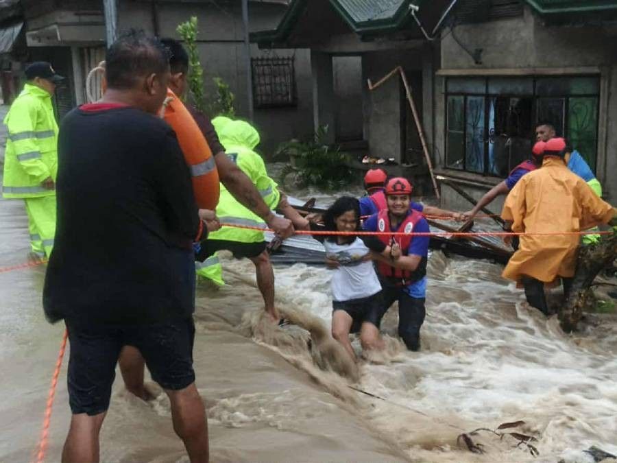 Philippines hứng thiệt hại nặng nề do bão Mirasol, Nando và Bualoi, ít nhất 26 người thiệt mạng- Ảnh 2. Philippines hứng thiệt hại nặng nề do bão Mirasol, Nando và Bualoi, ít nhất 26 người thiệt mạng- Ảnh 2.