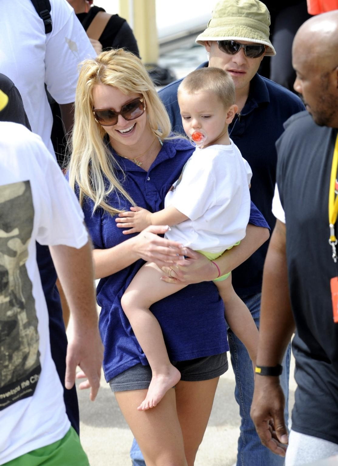 Cuốn sách kể tội Britney Spears- Ảnh 3. Cuốn sách kể tội Britney Spears- Ảnh 3.