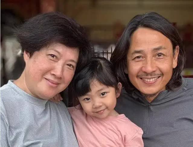 Vợ 1 nam diễn viên mang thai và sinh con thành công ở tuổi 58- Ảnh 1.
