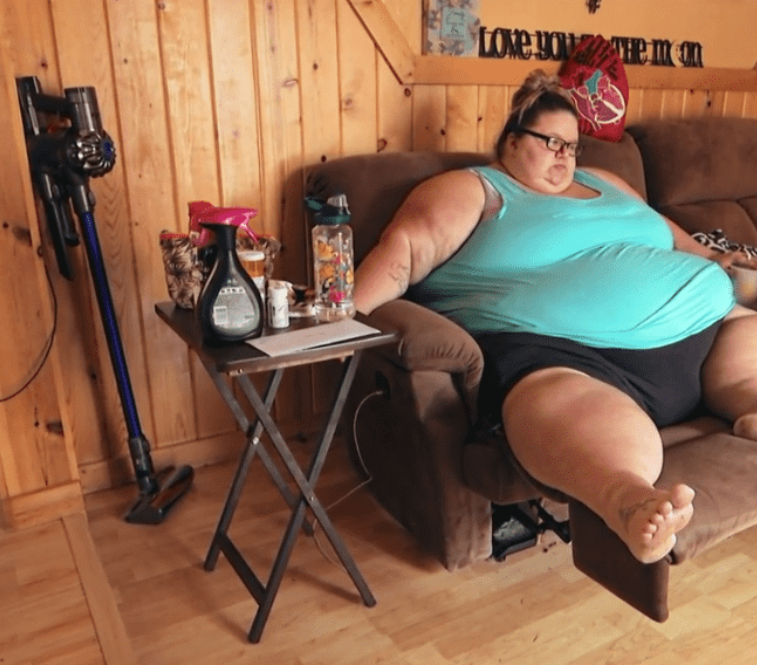 Người phụ nữ nặng 357kg, béo đến mức phải đối mặt nguy cơ nằm liệt giường cả đời gây kinh ngạc vì diện mạo hiện tại- Ảnh 2. Người phụ nữ nặng 357kg, béo đến mức phải đối mặt nguy cơ nằm liệt giường cả đời gây kinh ngạc vì diện mạo hiện tại- Ảnh 2.