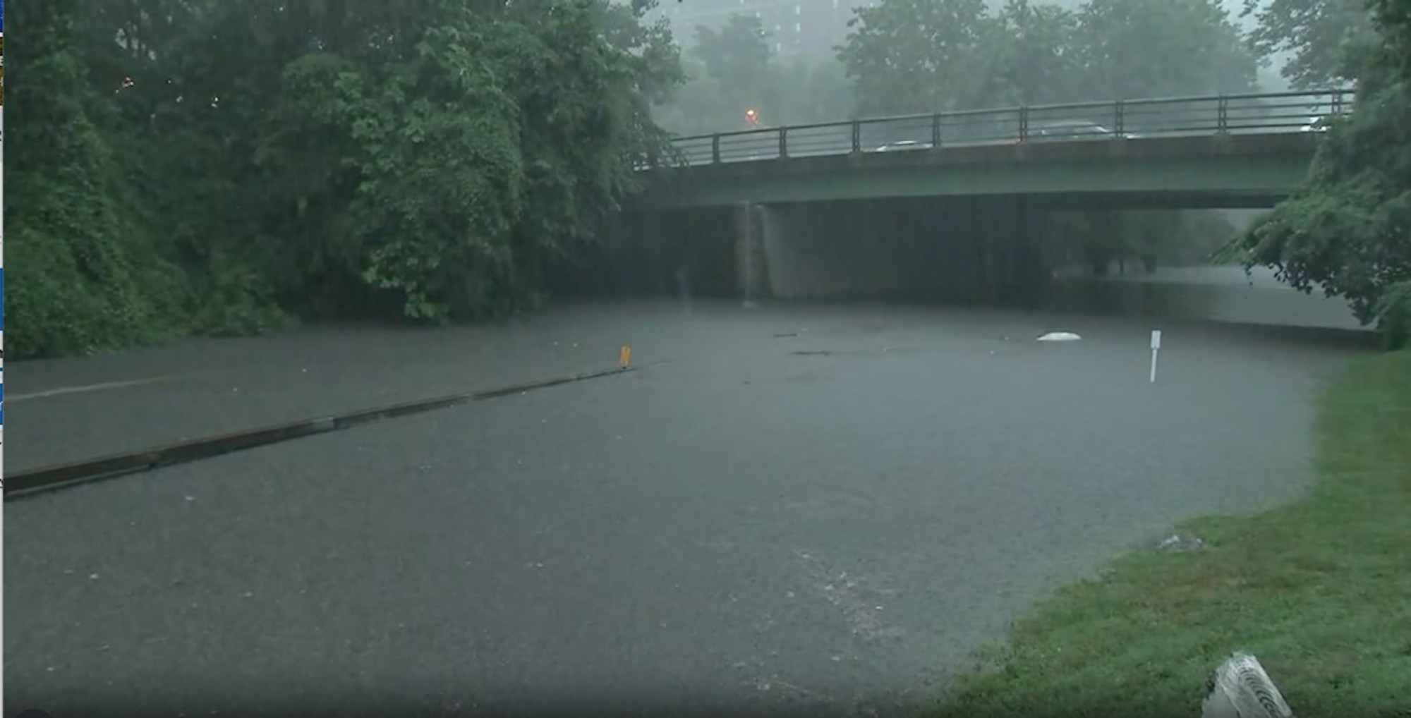 Mưa lũ nghiêm trọng tại Mỹ: Nước lũ tràn vào ga tàu New York, 10.000 chuyến bay bị hoãn trên cả nước- Ảnh 1.